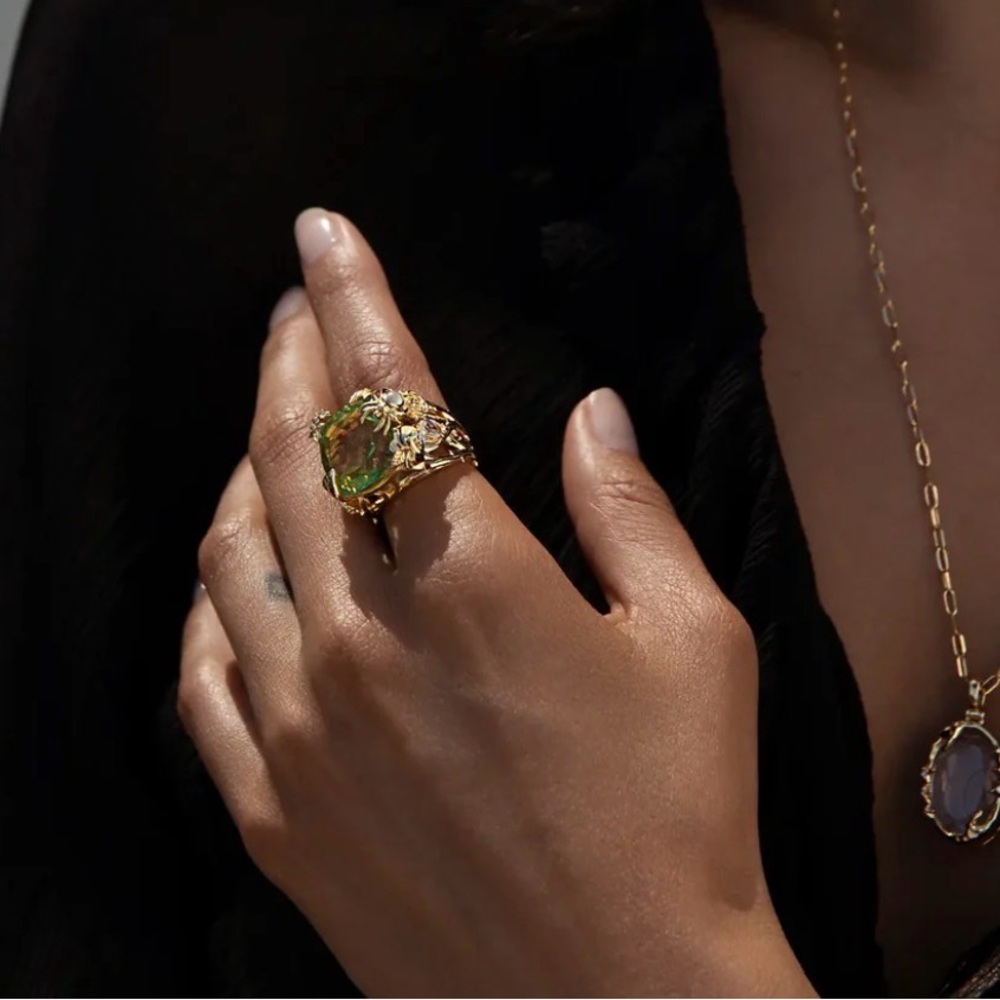 Gold-Tone Ring with Large Green Cushion Crystal and Nature Motif - Picture 4 of 5